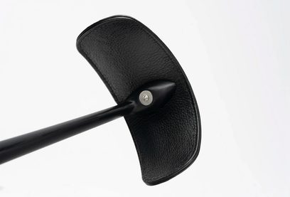 Tilbehør for HI-FI-hodetelefoner Meze Audio Manta, sett fra undersiden, svart teksturert overflate, sølvfarget sentralskrue, svart stang