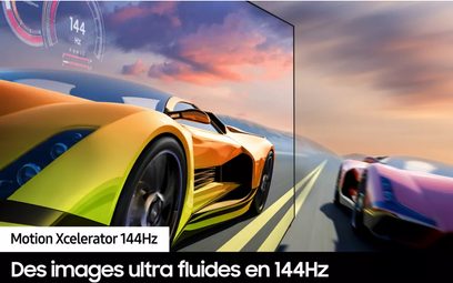 Futuristické sportovní auto žluté a modré barvy z pohledu 3/4 zepředu na pozadí silnice a oblačné oblohy při západu slunce