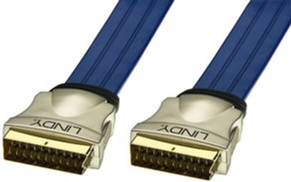To SCART-stik i forgyldt Lindy Peritel Premium 37561 digitalt koaksialkabel set forfra, forbundet med et blåt kabel