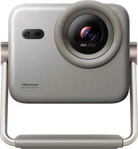 Hisense M2 PRO videoprojektor i metallisk grå aluminium, rektangulær kropp med avrundede kanter og stor, forskjøvet sirkulær 4K-linse, dobbel sensor til venstre og integrert rørformet bærehåndtak, sett forfra