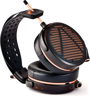 Audeze LCD-5s augstas precizitātes melnas austiņas ar ap ausīm sēdošām ausu uzlikām, vara toņa apdari un perforētu galvas stīpu, skatījums trīs ceturtdaļu leņķī