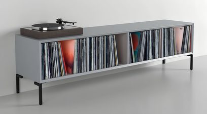 Clic Classic Series 241 modelio matinės pilkos spalvos garso ir vaizdo baldai, mediniai su metalinėmis kojelėmis, vinilų skyreliai, viršuje – patefonas