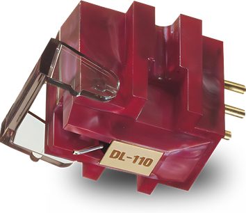 Denon DL-110 rød translucent vinylpickup, rektangulær form med afrundede hjørner, skinnende metalarm, gylden montering