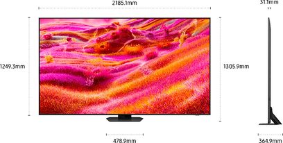 Stor fladskærms-tv i mat sort med ultratynd metalramme, fladt display med abstrakt rosa-orange motiv, set forfra med ultraslankt sideprofil og trapezformet centralt fodstativ