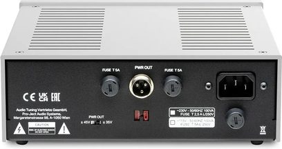 Pro-Ject Power Box RS2 AMP bakside, sølvfarget kabinett med svart panel, strømforsyningsutgang og strømkontakt