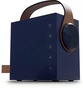 Bärbar Bluetooth-högtalare Morel Biggie midnattsblå, kubformad låda i matt midnattsblå plast med stort mörkt cirkulärt vred på höger sida och böjd brun läderrem, trekvarts vy framifrån