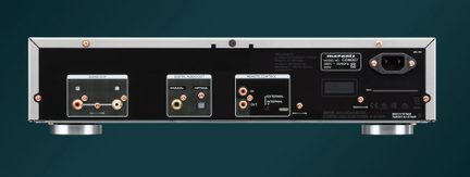 Painel traseiro de um leitor de CD em metal preto e prata, saídas RCA, coaxial e óptica, entrada/saída de controle remoto, conector IEC