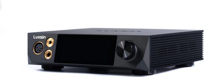 Luxsin Audio X8 fekete, nagy hűségű fejhallgató-előerősítő, alumínium előlap középső kijelzővel, aranyozott fejhallgató-aljzatokkal és jobb oldali tekerőgombbal