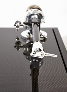 Ortofon Q2 chromeret metalpladespiller, sort tonarm, diamantpickup, nærbillede forfra