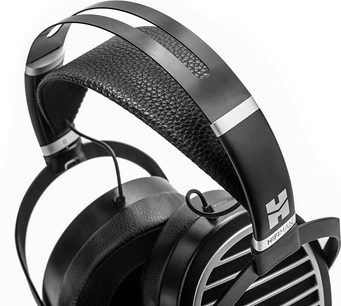 Hifiman Ananda BT sort hovedtelefoner, nærbillede af højre profil der viser hovedbøjlen og ørepuden med geometriske mønstre