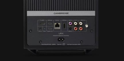 Achterpaneel van de Cambridge-versterker met HDMI ARC-, USB-, Ethernet-, optische, RCA-, subwoofer- en phono-aansluitingen