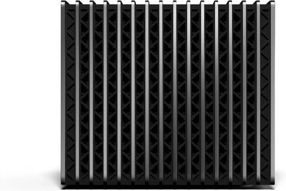 Valerion VisionMaster Max svart projektor i plast, sidevisning som viser et rektangulært kabinett med brede vertikale ventilasjonsribber og indre gitterstruktur