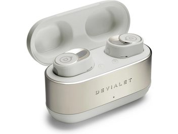 Bezdrátová sluchátka Devialet Gemini II Light Pearl v bílé barvě s dvoubarevným nabíjecím pouzdrem v kovové a bílé barvě, pohled ze tří čtvrtin