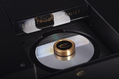 Electrocompaniet EMC-1 UP MKV CD-afspiller, frontal nærbillede med åben skuffe og indsat disk, blank sort finish