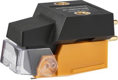 Audio Technica AT-VM530xEN hi-fi pickup i sort og orange plast, gennemsigtigt diamantdæksel foran og guldbelagte metalstik bagpå, set fra trekvart vinkel