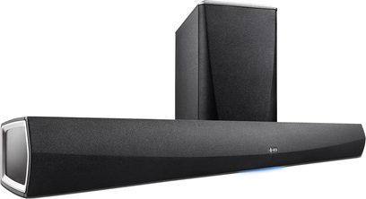 Czarna listwa dźwiękowa Denon HEOS HomeCinema HS2, widok z przodu, z pionowo ustawionym czarnym, prostokątnym subwooferem