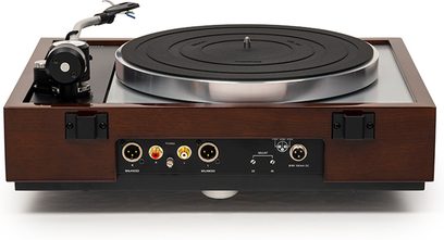 Hi-Fi gramofon TD 1601 s ramenem TP 160 v ořechovém provedení, pohled zezadu, konektory RCA, XLR, napájení, nastavení rychlosti, kruhový talíř