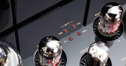 Telaio metallico nero lucido con valvole termoioniche in vetro, spie rosse A1–A4, vista ravvicinata con inquadratura obliqua dall’alto