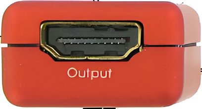 Červený HDMI konektor (samice) s černým portem, detailní pohled zepředu, nápis "Output" žlutě na krytu