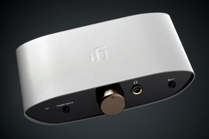 „iFi Audio Zen Air Dac" baltasis garso keitiklis DAC, vaizdas iš priekio, apvalintų kampų stačiakampis korpusas, šonuose mygtukai ir lizdai