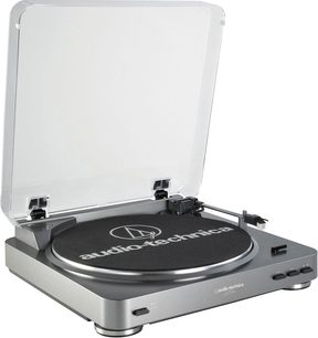 Platine vinyles Audio Technica AT-LP60-USB argentée, vue de face en plongée, couvercle transparent ouvert, bras de lecture visible