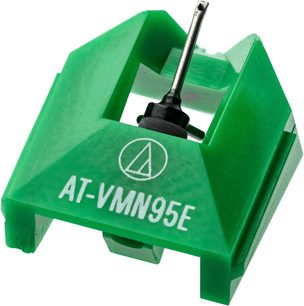 AT-VMN95E, grøn vinklet krop, fin metalnål, sort cylindrisk holder, set i let frøperspektiv