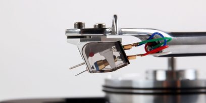 Rega Planar 10 mat sort pladespiller med Apheta 3 MC-pickup, nærbillede af tonearmen og pickuppen
