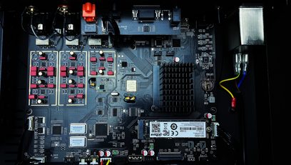 Computerbundkort med integrerede kredsløb, stik og elektroniske komponenter, tæt forfra-visning