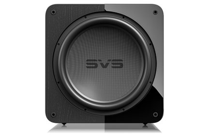 Forfra visning af en sort subwoofer med cirkulært gitter i midten, synligt SVS-logo, afrundede hjørner, korte fødder