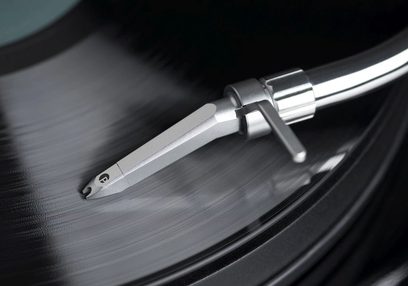 Sølvfarvet metalcelleplatine fra Pro-Ject Pick it S2 C, nærbillede fra siden af den matsorte tonarm