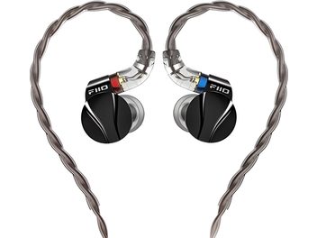 Auricolari in-ear FiiO FD15 neri che combinano metallo e plastica, vista frontale, gusci rotondi decorati con una linea curva argentata, gommini grigi, connettori traslucidi contrassegnati in rosso e blu, cavo intrecciato antracite