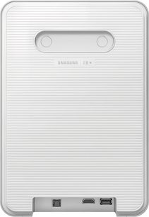 Bílý chytrý reproduktor Samsung HW-LS71H, zadní pohled s drážkováním a připojovacími porty dole