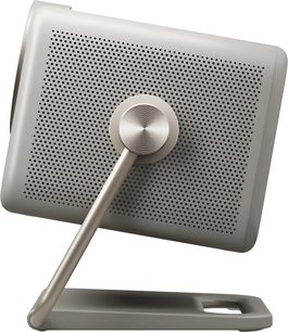 Hisense M2 PRO videoprojektor i metallisk grå aluminium, rektangulært avrundet kabinett med stor perforert sidegrill og leddet metallstativ, sett fra siden