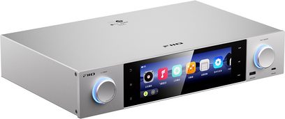 FiiO S15 ezüst hálózati audiólejárat, ecsetelt alumínium házzal, nagy színes középső érintőképernyővel, két kékes háttérvilágítású forgógombbal és elülső portokkal, háromnegyedes előlátás