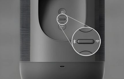 Чорна колонка, вид ззаду, кнопки живлення, Bluetooth, Wi-Fi та порт USB-C