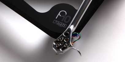 Arm för skivspelare Rega RB3000, närbild, silverfinish, färgade kablar, svart stöd med logotyp P10
