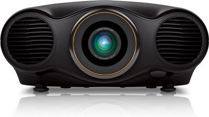 Epson EH-LS10500 sort videoprojektor, set forfra, rund central linse omgivet af guld, sidehullede ventilationsgitre