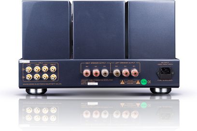 Zadní pohled na integrovaný stereofonní lampový zesilovač Cayin CS-805A v černé barvě, černý kovový kryt, tři obdélníkové kryty transformátorů nahoře, řada pozlacených RCA konektorů vlevo, centrální svorky pro reproduktory, síťový konektor IEC vpravo.
