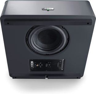 Płaski pionowy subwoofer Canton Smart Sub 10 w kolorze czarnym, z centralnie umieszczonym głośnikiem i tylnym panelem połączeniowym