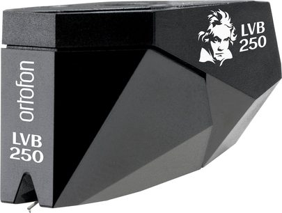 Звукознімач для Hi-Fi вінілового програвача Ortofon 2M BLACK LVB 250, вид з трьох чвертей, чорний кутовий корпус, білий текст та ілюстрація