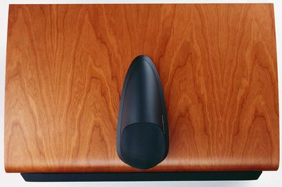 Bowers & Wilkins HTM7 sort midterkanal, set forfra på lys træboks, profileret diskant over højttaleren