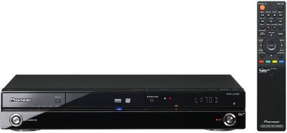 Černý Blu-ray rekordér Pioneer DVR-LX70D, pohled zepředu, s černým dálkovým ovladačem položeným nahoře