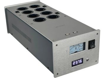 Strømrenser Taga Harmony PC-8000DC sølv, perspektivvisning, 8 runde stik, 2 USB-porte, digitalt display, afbryder