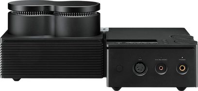 Preamplificatore per cuffie Yamaha HA-L7A in metallo nero, vista frontale, doppio blocco di cui uno alettato, prese XLR, 4,4 mm e 6,35 mm