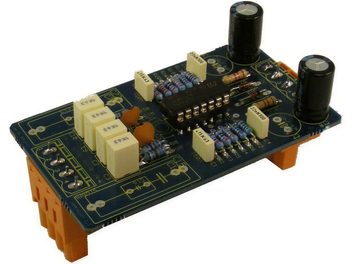 Zelená obdélníková elektronická deska s elektronickými součástkami, konektory a dvěma černými potenciometry, pohled shora