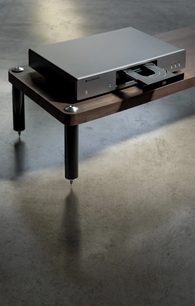 Lecteur CD Cambridge Audio CXC V2 сірий антрацит з сріблястим покриттям, вид зверху на сірому бетонному тлі