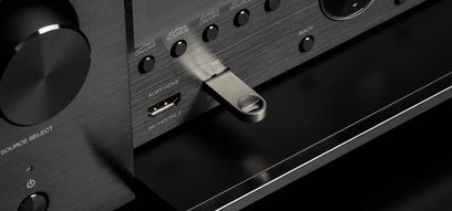 Denon AVC-X6500H sort hjemmebiografsforstærker, nærbillede af front, knapper, HDMI- og USB-stik, børstet aluminiumsfacade