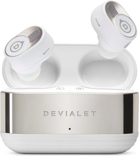 Bezdrátová sluchátka Devialet Gemini II iconic bílá, pohled zepředu a z profilu, oválná bílá sluchátka s kovovým grilováním