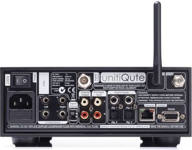 Bagudsigtsbillede af et Naim UnitiQute 2 audiosystem med audio/video-stik, Ethernet-port, Wi-Fi-antenne og strømstik