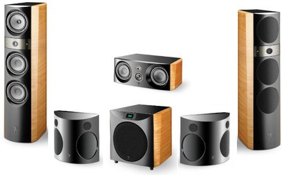 Sada sloupových a regálových reproduktorů Focal Electra 1027 S "bipolární" ve světlém dřevě, černé a šedé, pohled zepředu